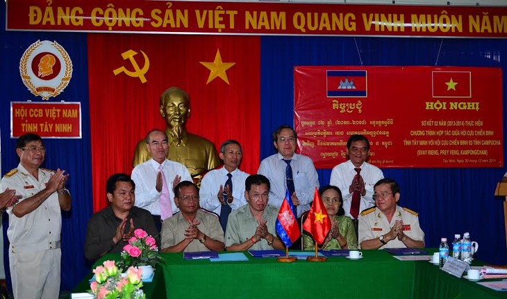 War veterans in Tay Ninh province and Cambodian localities boost cooperation - ảnh 1